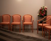 chaises dans un chambre funeraire
