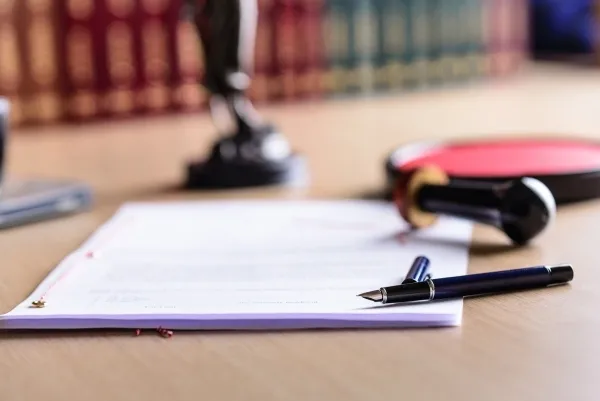 Document officiel avec stylo plume et tampon pour démarches ou prévoyance